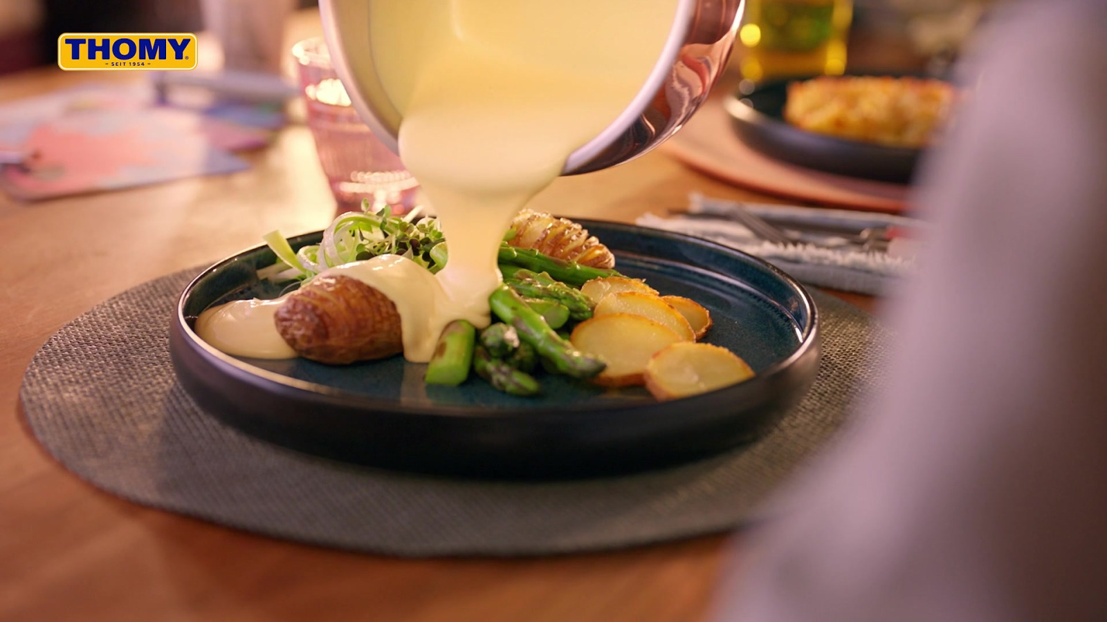 Thomy – Creamy hollandaise poured over food