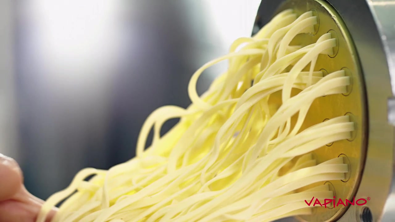 Vapiano · Your Moment – Pasta, fresh basil, grated cheese and strawberry dessert